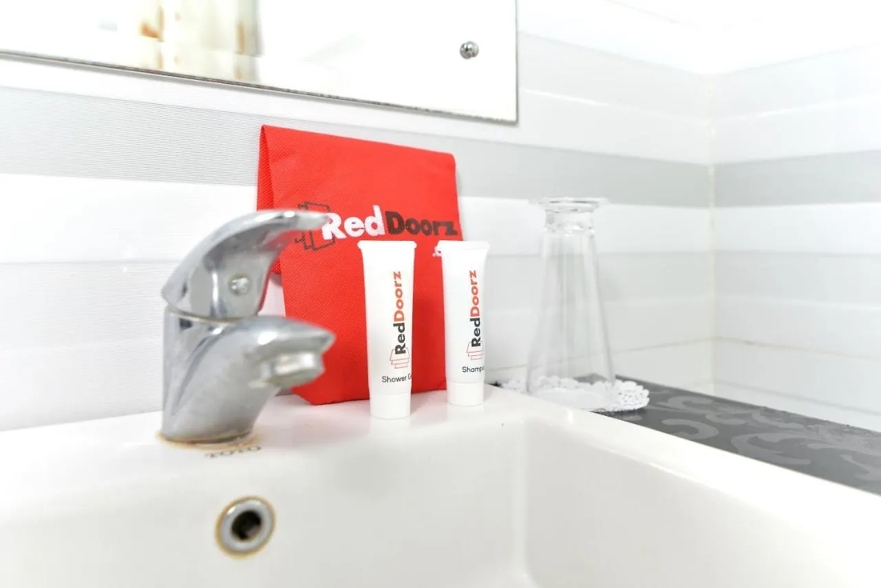 Hotel Reddoorz Plus Near Mall Bali Galeria 2 Denpasar
