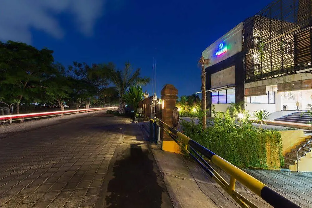 Reddoorz Plus Near Mall Bali Galeria 2 Denpasar  3*, Denpasar (Bali)